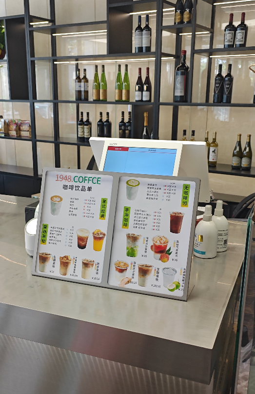 咖啡店前台一体化收银操作台，集成一卡通刷卡设备、订单打印机